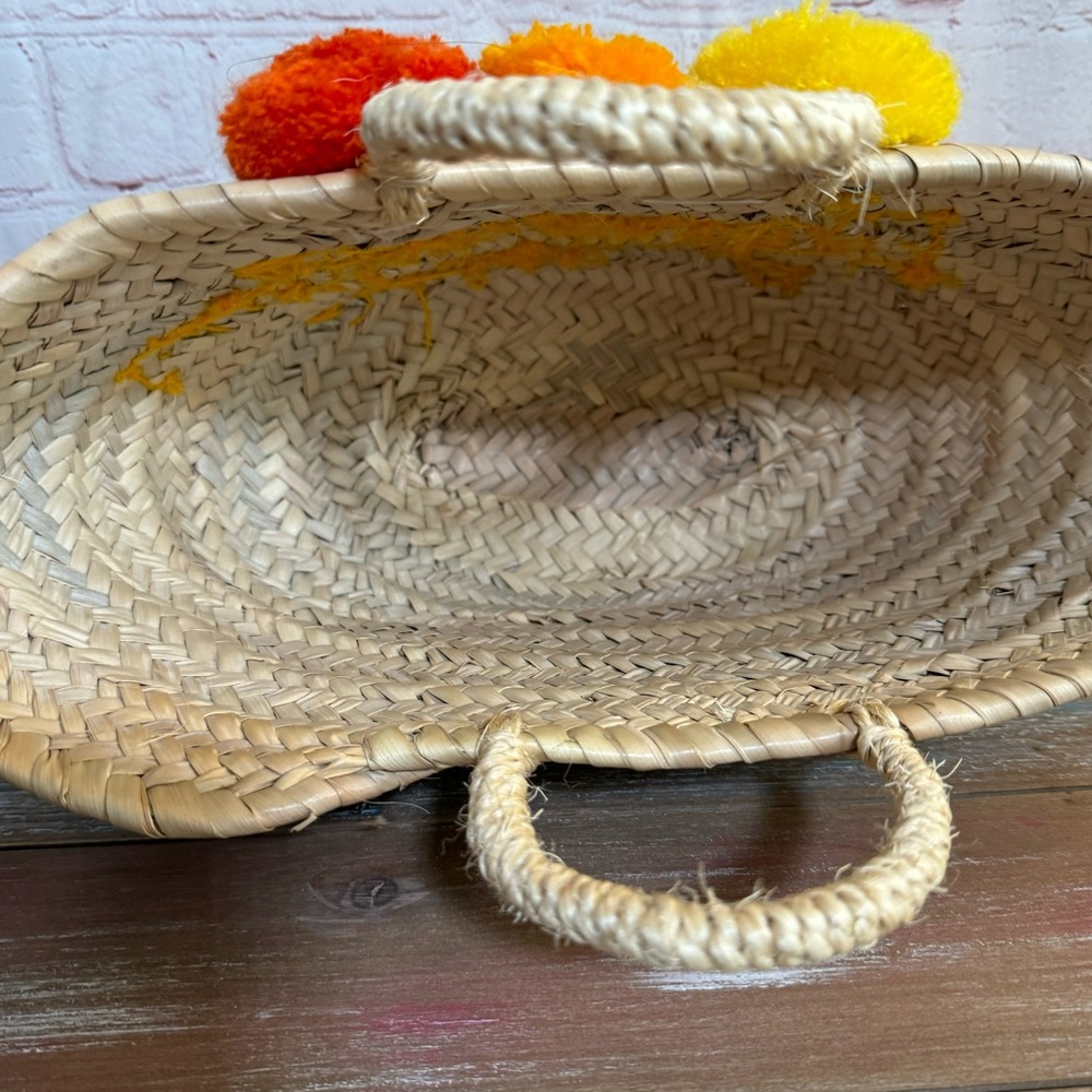 Straw woven beach handbag 14x10X5 inch Qty 3 or 3/$25 - Picture 3 of 6
